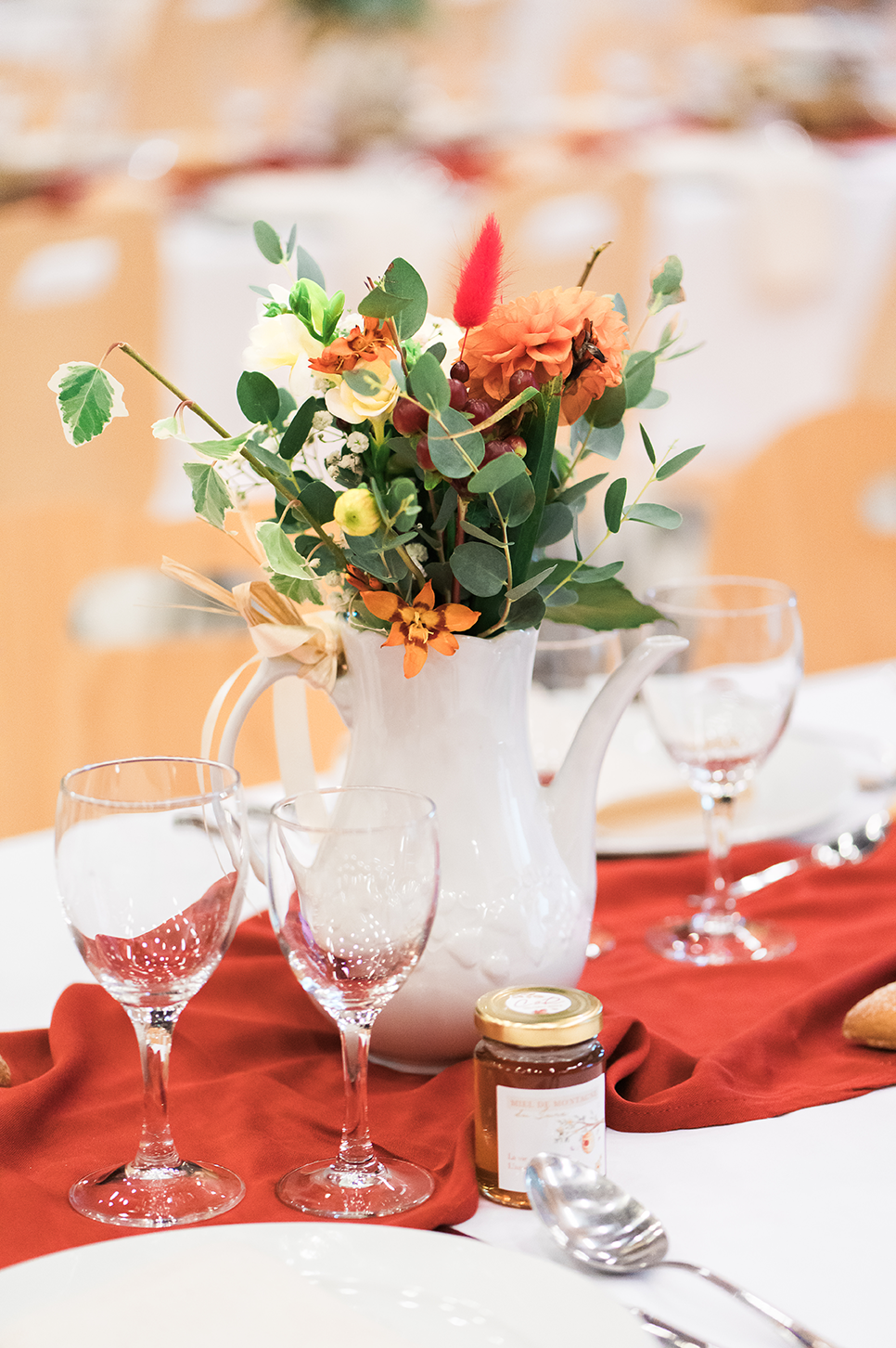 utilisation d'une cafetière en porcelaine en tant que vase pour une décoration de table de mariage