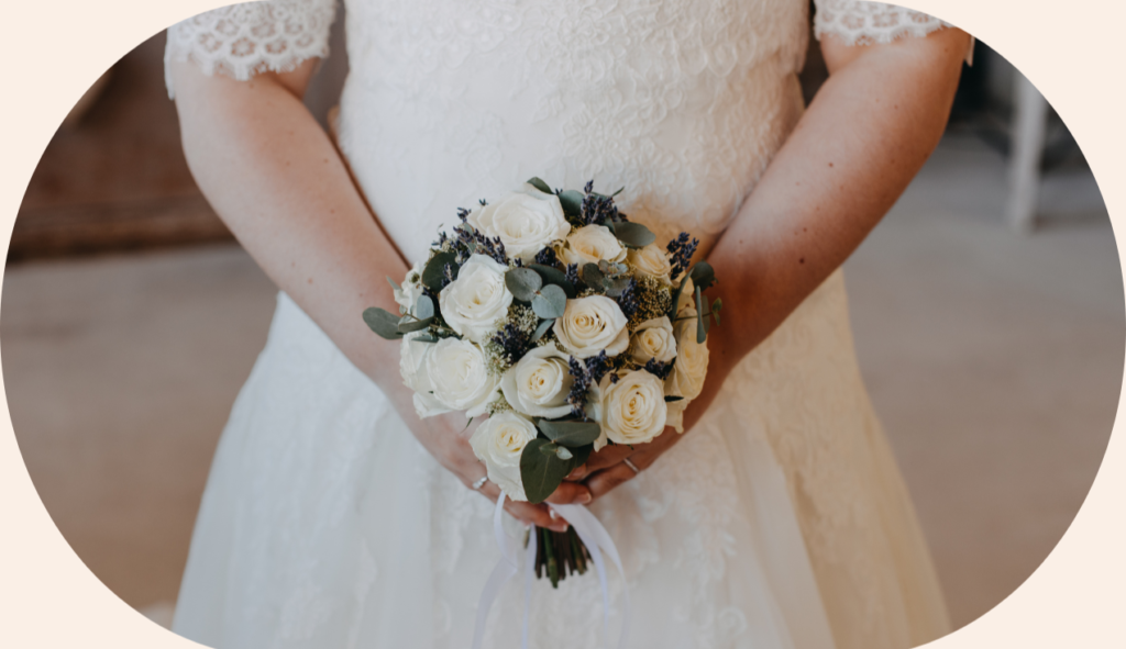 mariée tenant un bouquet