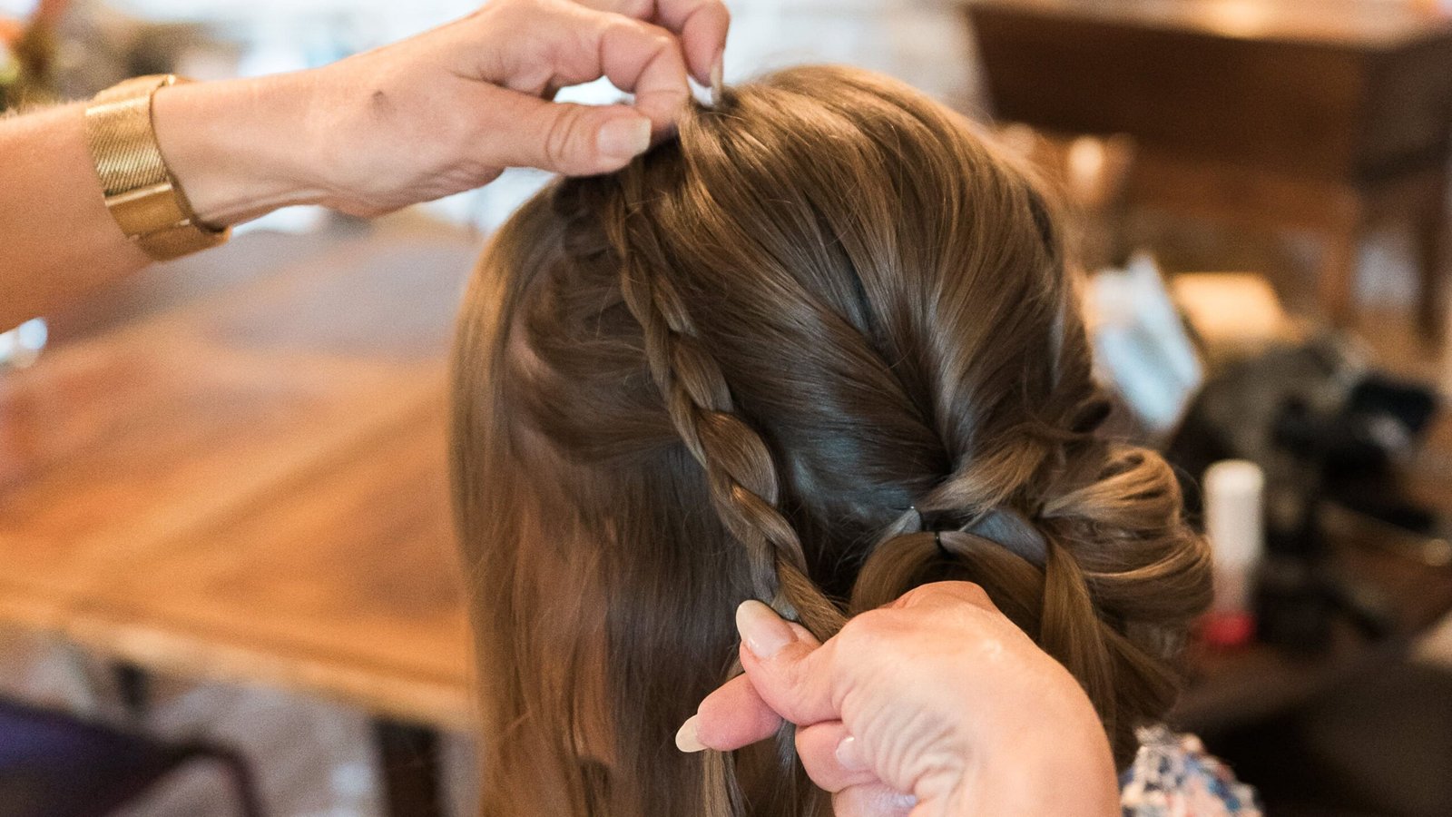 réalisation d'une coiffure de mariée avec un chignon et une tresse