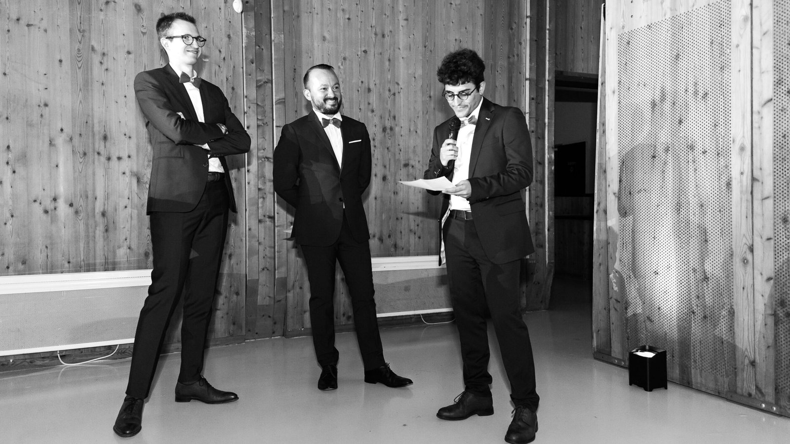 3 témoins en train de faire un discours lors d'un repas de mariage