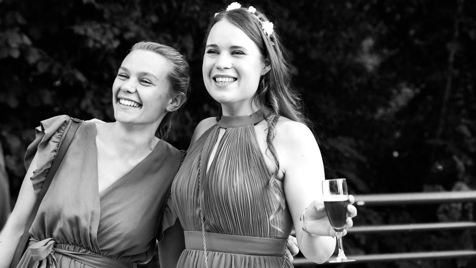 Animations de mariage originales, deux amies trinquent lors d'un vin d'honneur