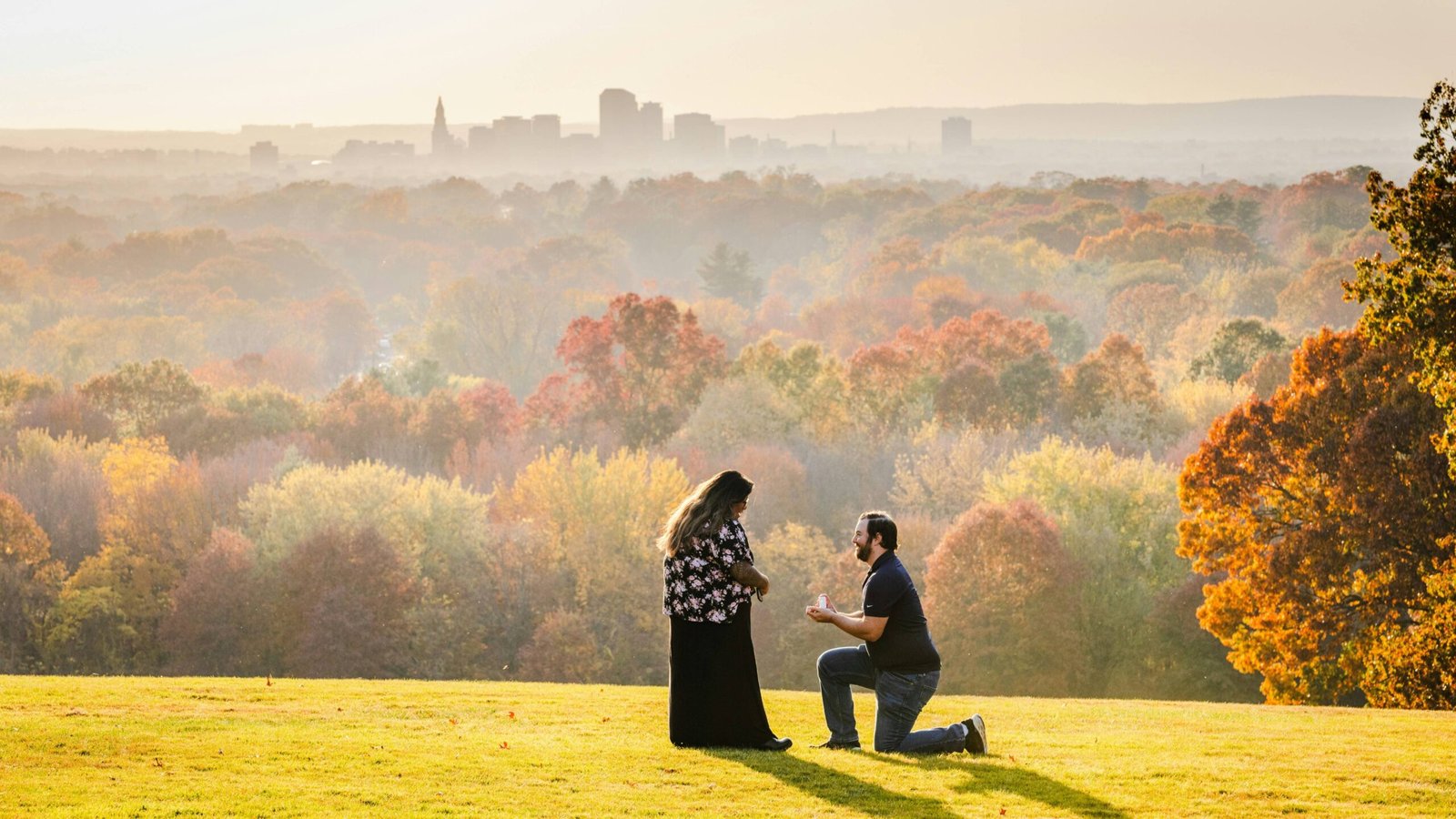 organisation d'une demande en mariage pour un couple avec une jolie vue en automne