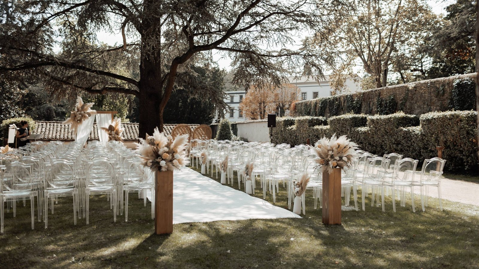 cérémonie laïque installée par Maison Camélia avec des fleurs marquant l'entrée de l'allée