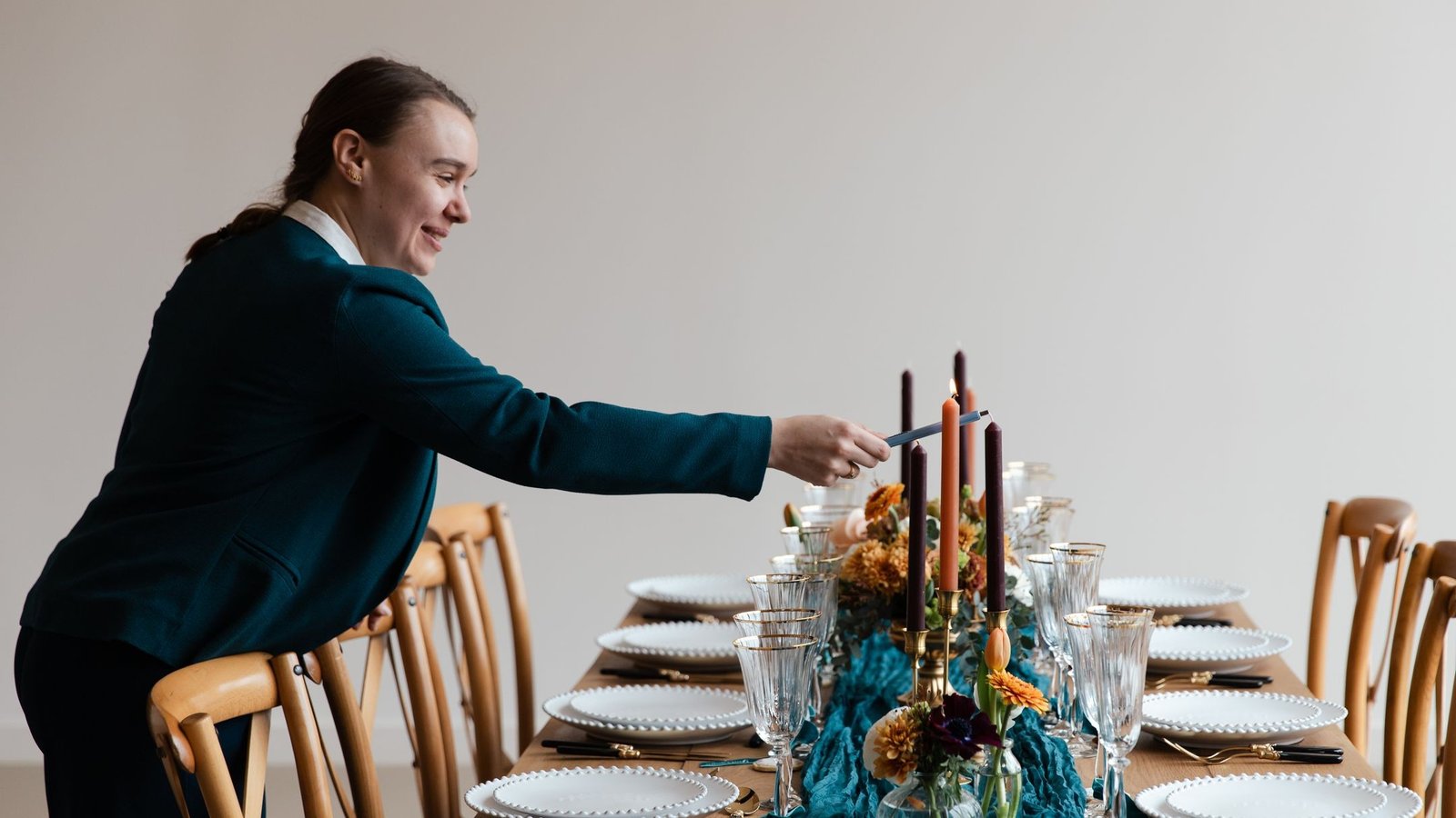 photo d'une wedding planner en train d'allumer les bougies. je vous conseille sur les questions à poser à vos prestataires de mariage.