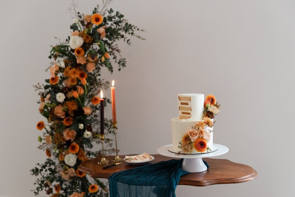 gâteau de mariage avec une belle décoration florale dont une part a été découpée