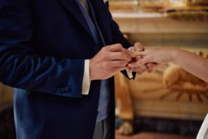 Wedding planner Rhône-Alpes (1) les mariés s'échangent les alliances